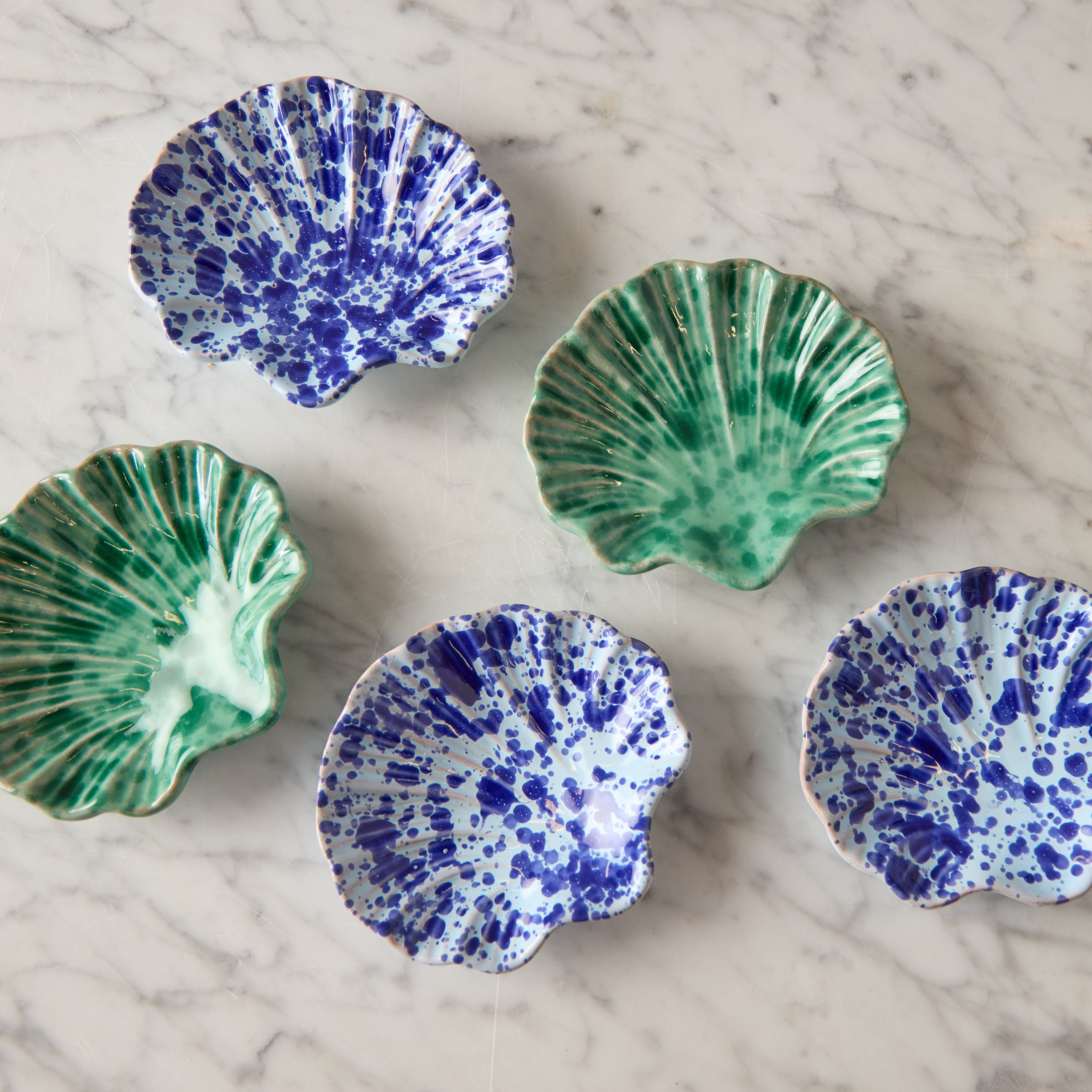 ブルーフルーテッド　プレイン　シェルディッシュ　17cm Splatterware Shell Dish, Blue on Blue – Reed Smythe & Company